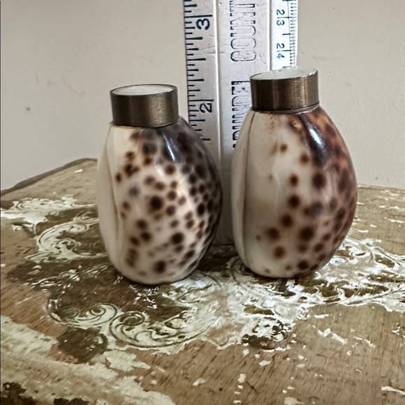TWO’S COMPANY Cowrie Shell Shaker Set - Picture 6 of 6